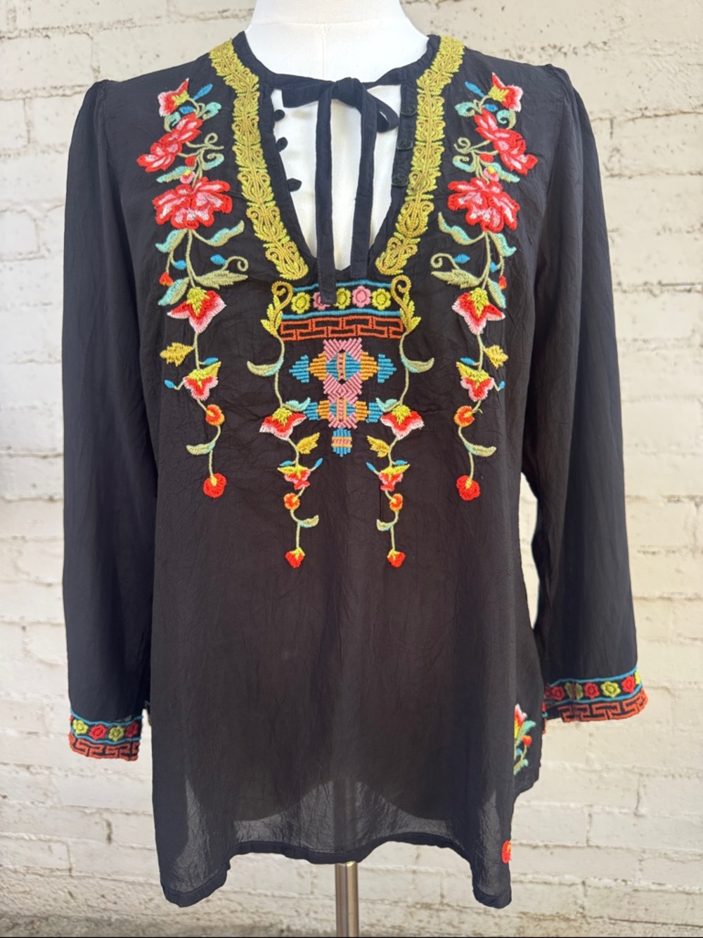 Johnny Was Suko Tunic Top Black Embroidered V-Neck Size Petite M - Picture 9 of 15
